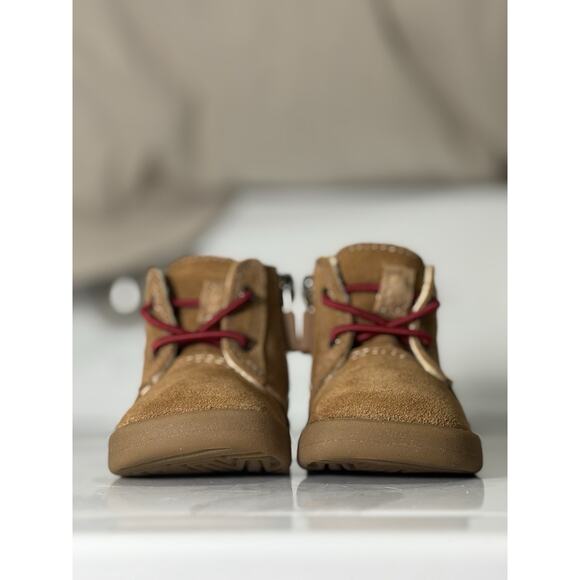 UGG Kids Bixbee Boots Infant 0.5 US Baby Brown Suede Chukka Crib Shoes Red Pull - Picture 2 of 8